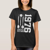 1976 ダーツ 46歳の誕生日 Tシャツ (正面)