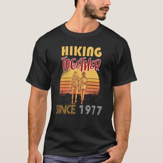 1977年から一緒にハイキング Tシャツ (正面)