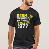 1977年の金属探知機H以来、私の物を振っている Tシャツ (正面)