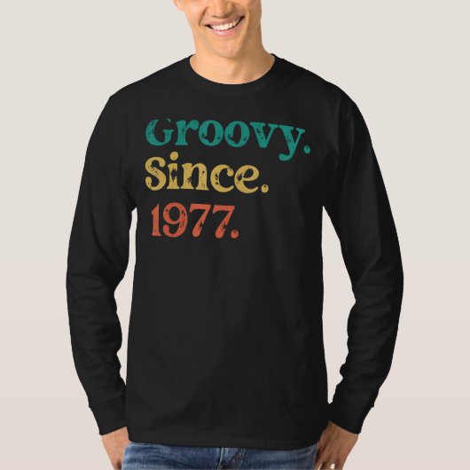 1977年以来Groovy 70s 60sレトロ誕生日パーティー Tシャツ (正面)