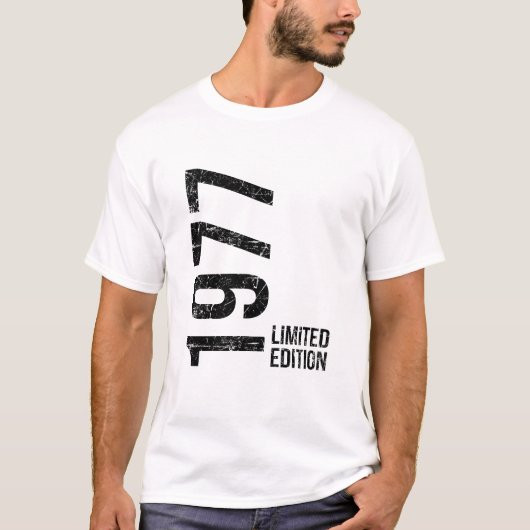 1977年生まれの49歳のお誕生日おめでとうギフト Tシャツ (正面)