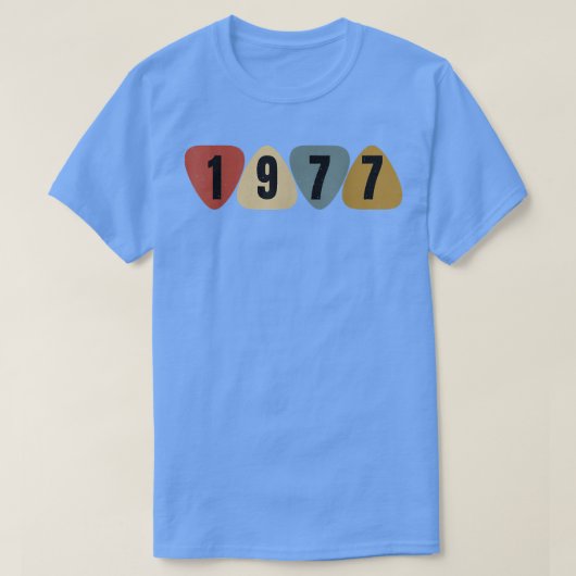 1977年生まれギタリストギターピック音楽誕生日 Tシャツ (デザイン正面)