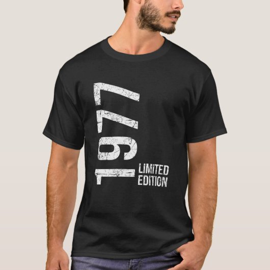 1977年生まれ 49歳のバースデーお祝い Tシャツ (正面)
