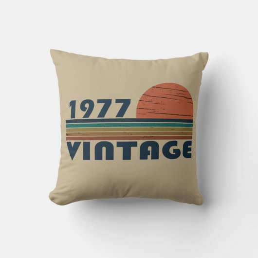 1977生まれ年のヴィンテージ誕生日ギフト クッション (正面)