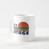 1977生まれ年のヴィンテージ誕生日ギフト コーヒーマグカップ (正面左)