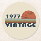 1977生まれ年のヴィンテージ誕生日ギフト ラウンドペーパーコースター (正面)