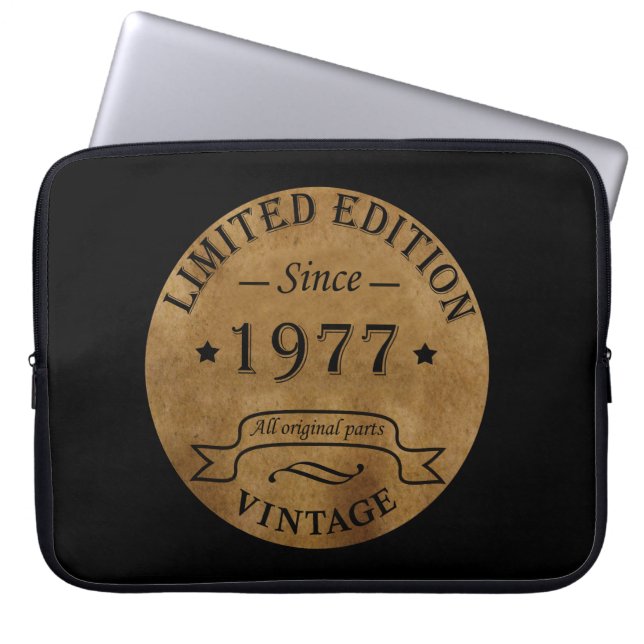 1977生まれ年のヴィンテージ誕生日 ラップトップスリーブ (正面)