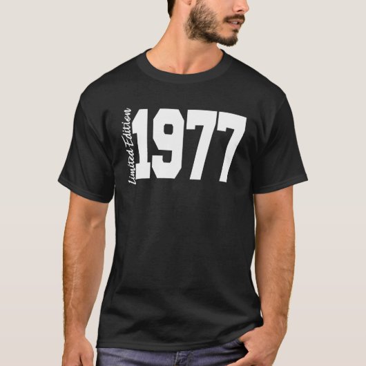 1977 45誕生日女性男性 Tシャツ (正面)