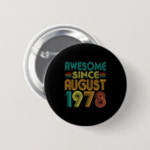 1978年8月以来ずっとスゴイ 47歳の誕生日おめでとう 面白グッズ 缶バッジ (正面&裏面)