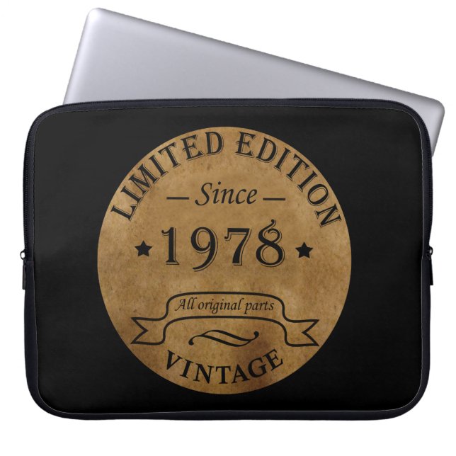 1978生まれ年のヴィンテージ ラップトップスリーブ (正面)