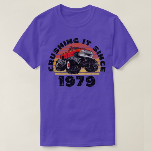 1979年の誕生以来モンスタートラックドライバーがそれを粉砕 Tシャツ (デザイン正面)