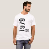 1979年生まれのオリジナル 今47歳 まだまだロックな誕生日ギフト Tシャツ (正面フル)