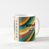 1979年生まれの名入れマグカップ - 70年代グルービーストライプ コーヒーマグカップ (正面右)