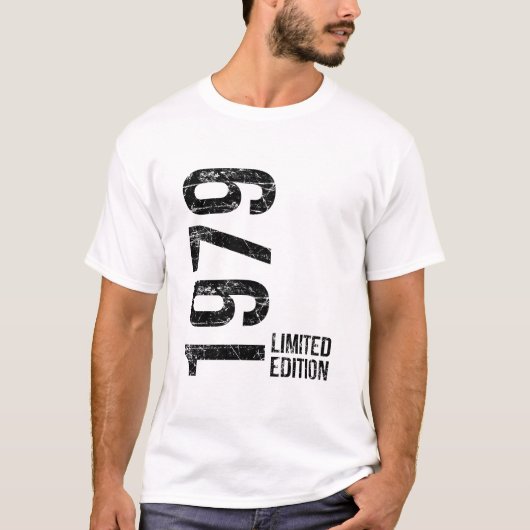 1979年生まれ 現在47歳 まだまだロックオン 誕生日ギフト Tシャツ (正面)