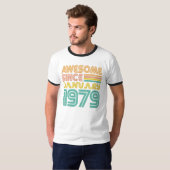 1979年1月生まれのスゴイ人 誕生年 Tシャツ (正面フル)