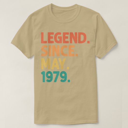 1979年5月以来43番目の誕生日伝説43歳V Tシャツ (デザイン正面)