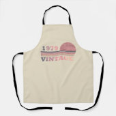 1979生まれ年のヴィンテージ誕生日ギフト エプロン (正面)