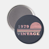 1979生まれ年のヴィンテージ誕生日ピンクと紫 マグネット (正面/裏面)