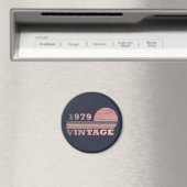 1979生まれ年のヴィンテージ誕生日ピンクと紫 マグネット (インサイチュ (食洗機))
