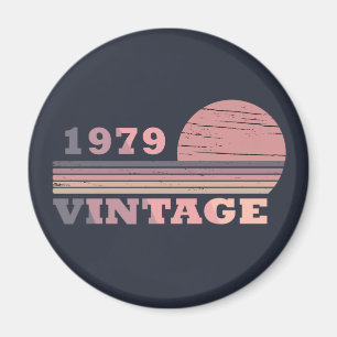 1979生まれ年のヴィンテージ誕生日ピンクと紫 マグネット