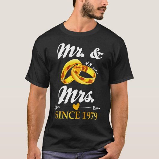 1979結婚年のカップル43以来の結婚したリングや輪氏とミセス Tシャツ (正面)