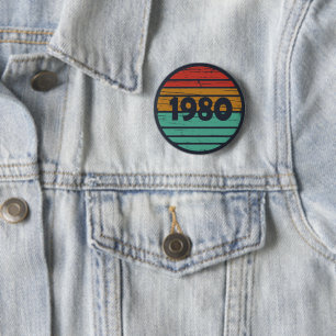 1980生まれ年のヴィンテージ誕生日ギフト 缶バッジ