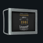 1981パーソナライズされた年の40歳生まれのヴィンテージブラック 長方形ベルトバックル<br><div class="desc">1981パーソナライズされた年と40歳になっ生まれた誕生日のベルトバックル。このヴィンテージに、スタイル40回目の誕生日の贈り物用に、レトロな(黒、白、および金ゴールドのデザイン)の名前をカスタム追加します。指定した名前と年を簡単に編集できるテンプレート。素晴らしカスタムい黒人誕生日プレゼント。40番目のパーティーお祝いに対する贈り物やパーティーの供給量は、店内の「伝説的」デザインで増えます。</div>