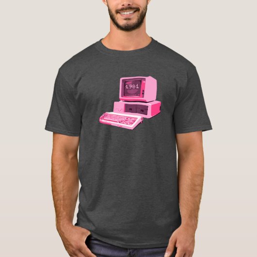 1981年 レトロコンピューター ピンクTシャツ Tシャツ (正面)