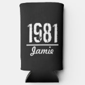 1981生まれ年誕生日パーソナライズされた スリム缶クーラー (正面)