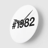1982ハッシュタグ43誕生日記念日 ラウンド壁時計 (傾斜)