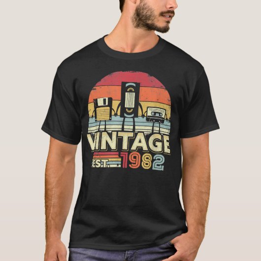1982年の誕生日、音楽、テクノロジーのユーモア Tシャツ (正面)