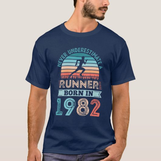 1982年生まれ40歳の誕生日の贈ランニングり物のランナー Tシャツ (正面)