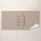 1982生まれ年のヴィンテージ生誕 バスタオル (バスタオル)