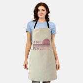 1982生まれ年のヴィンテージ誕生日ギフト エプロン (着用した状態)