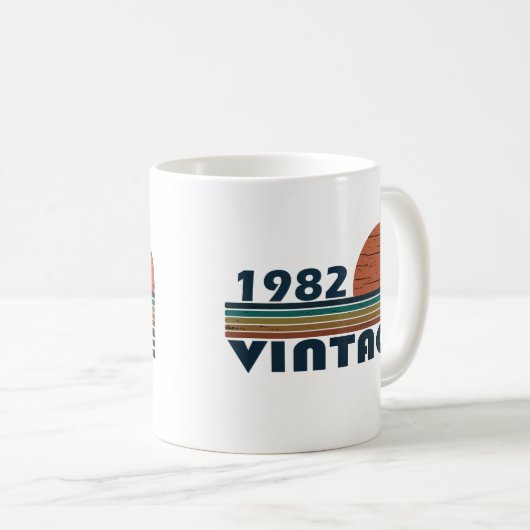 1982生まれ年のヴィンテージ誕生日ギフト コーヒーマグカップ (正面右)