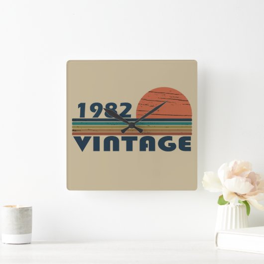1982生まれ年のヴィンテージ誕生日ギフト スクエア壁時計 (ホーム)