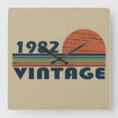 1982生まれ年のヴィンテージ誕生日ギフト スクエア壁時計 (正面)