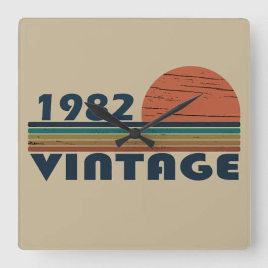 1982生まれ年のヴィンテージ誕生日ギフト スクエア壁時計 (正面)