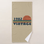 1982生まれ年のヴィンテージ誕生日ギフト バスタオル (バスタオル)