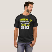 1983年からずっとスイングし続けてるメタル探知機のH Tシャツ (正面フル)