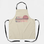 1983生まれ年のヴィンテージ誕生日ギフト エプロン (正面)