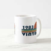 1983生まれ年のヴィンテージ誕生日ギフト コーヒーマグカップ (正面右)