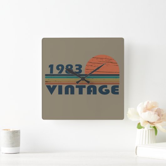 1983生まれ年のヴィンテージ誕生日ギフト スクエア壁時計 (ホーム)