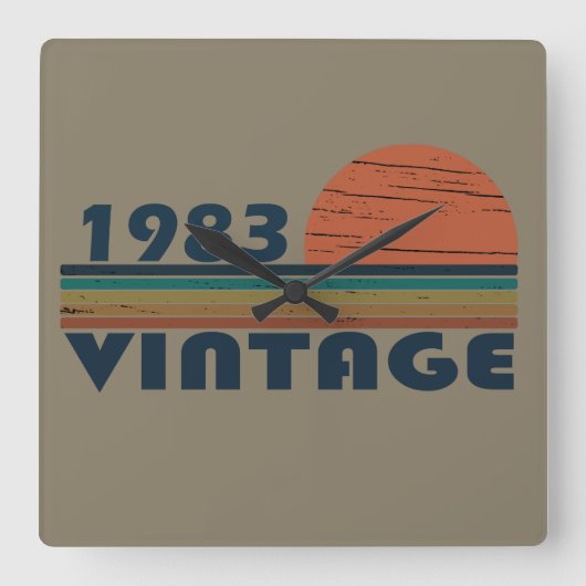 1983生まれ年のヴィンテージ誕生日ギフト スクエア壁時計 (正面)