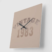 1983生まれ年のヴィンテージ誕生日ギフト スクエア壁時計 (傾斜)
