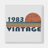 1983生まれ年のヴィンテージ誕生日ギフト マグネット (正面)