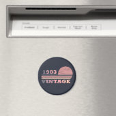 1983生まれ年のヴィンテージ誕生日ギフト マグネット (インサイチュ (食洗機))