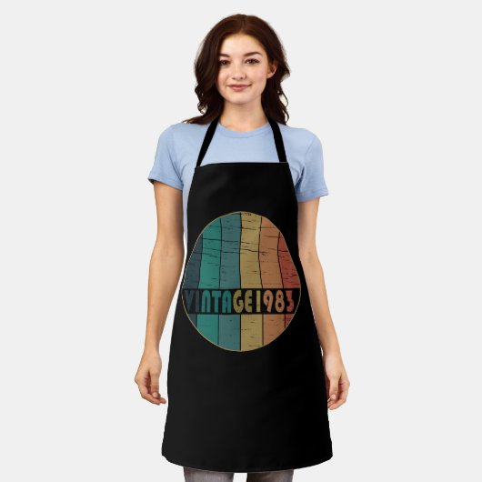 1983生まれ年のヴィンテージ エプロン (着用した状態)