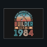 1984年生まれ40th Birthday Gift建物のビルダー ポストカード<br><div class="desc">1984年のビルダーを生まれ過小評価しないこと。理想的な40歳の建物の建築労働者、大工、ジョイナー、左官兼ルーファーのための誕生日プレゼント。女男性へ女よ父の日のパパ。</div>