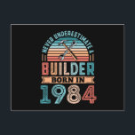 1984年生まれ40th Birthday Gift建物のビルダー ポストカード<br><div class="desc">1984年のビルダーを生まれ過小評価しないこと。理想的な40歳の建物の建築労働者、大工、ジョイナー、左官兼ルーファーのための誕生日プレゼント。女男性へ女よ父の日のパパ。</div>